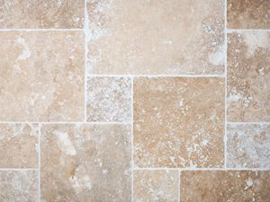 Travertin tegels in beige en bruin in vogelvluchtperspectief gelegd en gevoegd