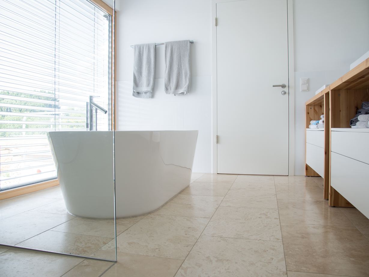 Een moderne badkamer met Classic Light travertin Moderne badkamer met Classic Light travertin en vrijstaand bad