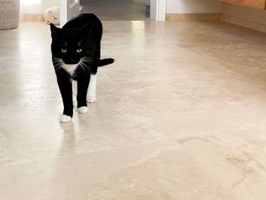 Travertin-tegels – Classic Light – Kat – Badkamer