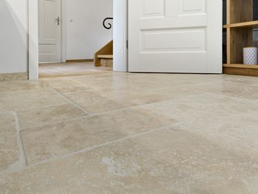 Travertin Ivory Cream tegels in kikkerperspectief