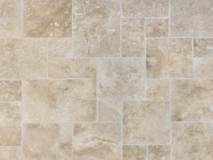 Travertin tegels ontvouwen hun speciale flair in Romeins verband Travertin Ivory Cream tegels van bovenaf