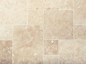 Het legpatroon (Romeins verband) benadrukt het mediterrane karakter van het travertin. Travertin tegels Ivory Cream in een gemengd patroon van bovenaf