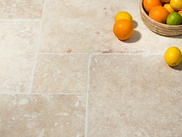 Fruitschaal staat op mediterrane tegels Ivory Cream