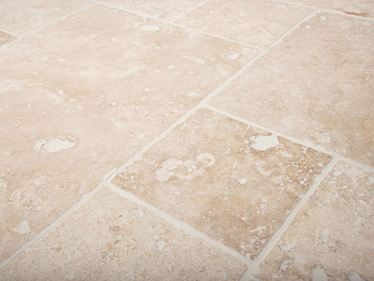 Ivory Cream travertin tegels met typische poriÃ«nstructuur