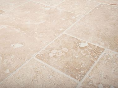 Ivory Cream travertin tegels met typische poriÃ«nstructuur