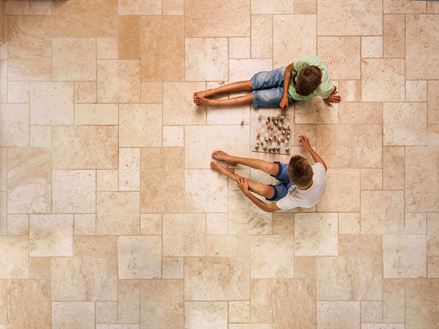 Travertin schieten, jongens schaken