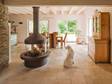 Lichte tegels in de woonkamer met open haard en hond