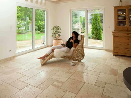 Vrouw liggend in ligstoel op travertin tegels Licht