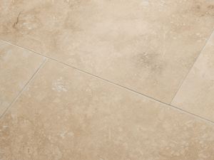 Travertin Medium Line heeft een zeer natuurlijke uitstraling. Detail tegels Medium Line