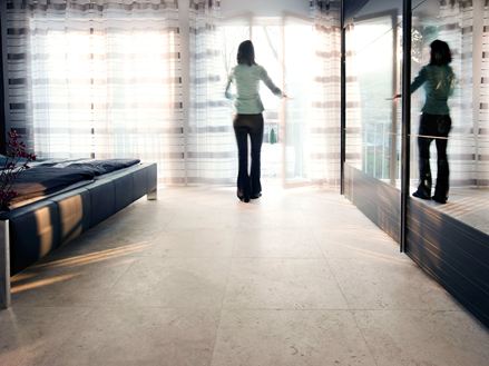 Medium Line tegels met vrouw bij het raam