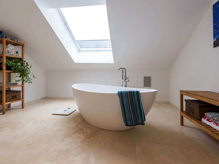 Badkamer met travertin Medium Line, vrijstaand bad en handdoek