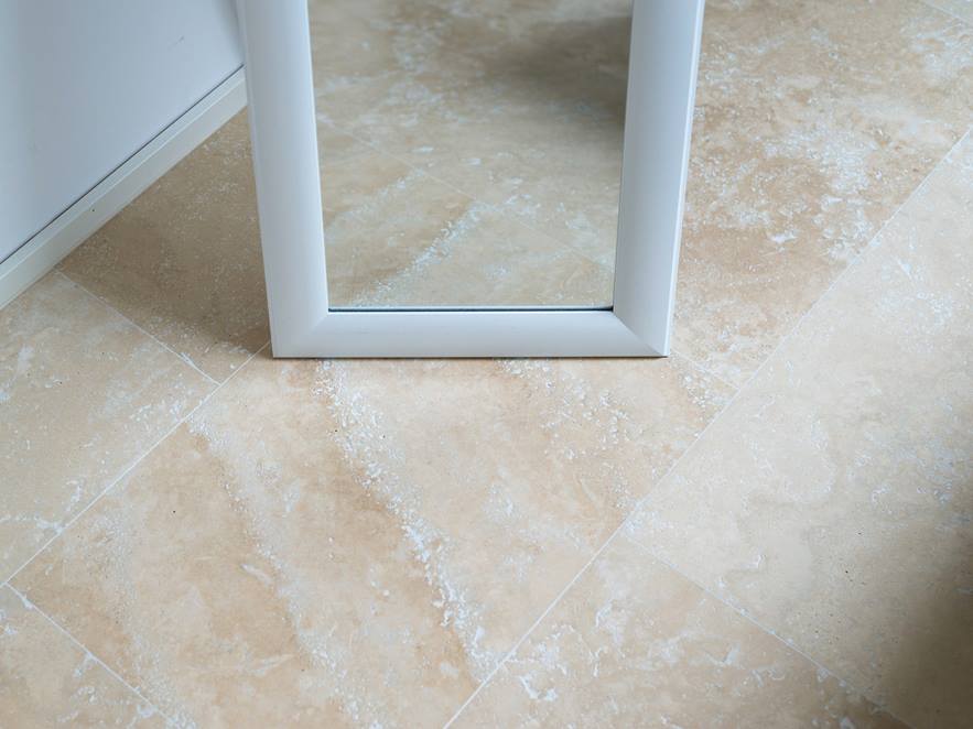 Hal met Medium Line travertin tegels en natuurstenen wandpanelen