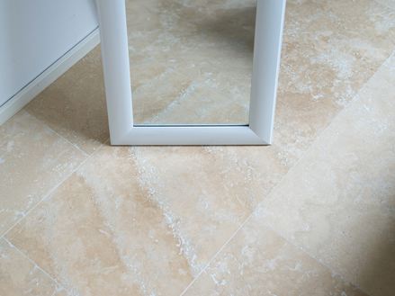 Hal met Medium Line travertin tegels en natuurstenen wandpanelen