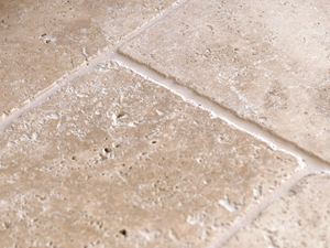 Close-up van de travertin medium in beige