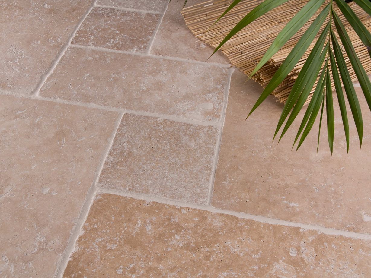 Rustiek en natuurlijk: medium travertin tegels Tegels Medium, getrommeld Rmischer band met palmboom