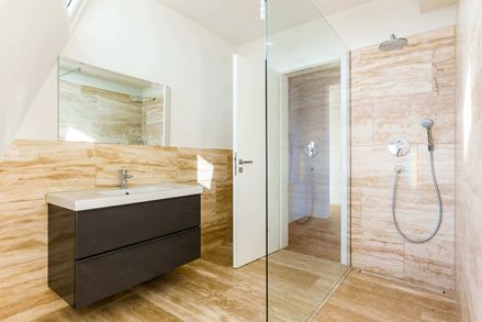 Fantastische, moderne badkamer met Natura travertin tegels