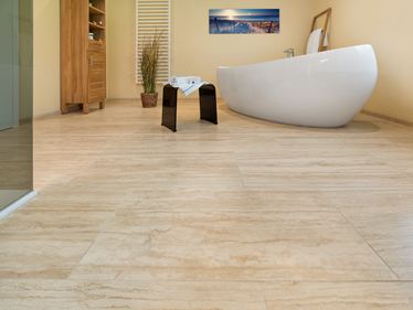 Natura tegels in de badkamer met badkuip