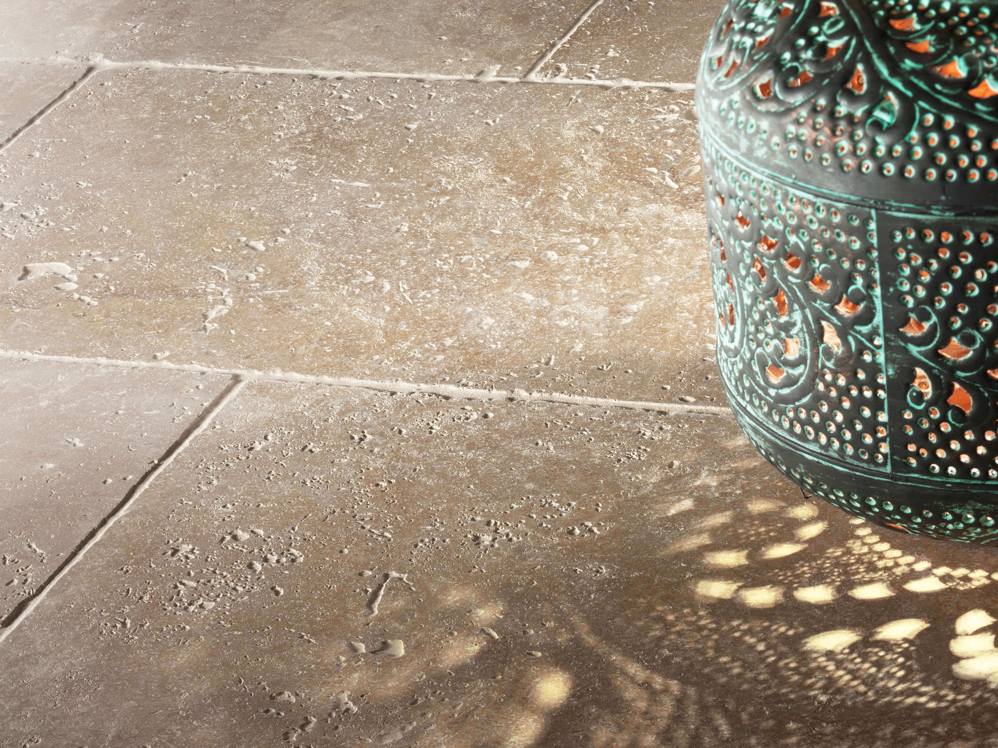 Oosterse lamp op travertin vloer