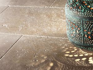 Oosterse lamp op travertin vloer