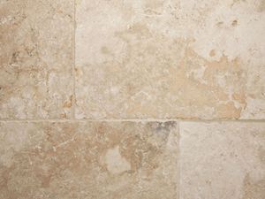 Vooraanzicht van rustieke tegels van travertin