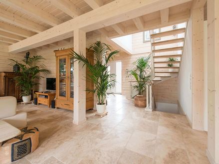 Rustieke tegels van travertijn in de entree en woonkamer