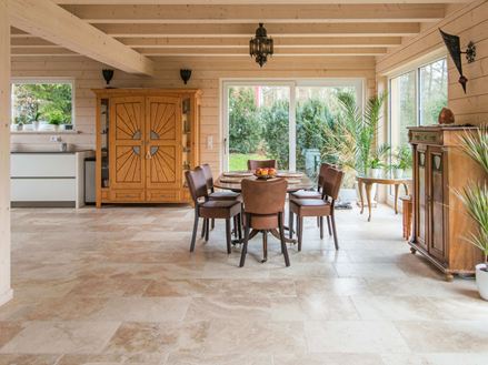 Travertin, rustieke tegels in de eethoek