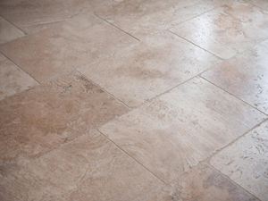 Het oppervlak van Travertin Rustic is fluweelzacht. Gelegde travertin tegels in medium donker beige