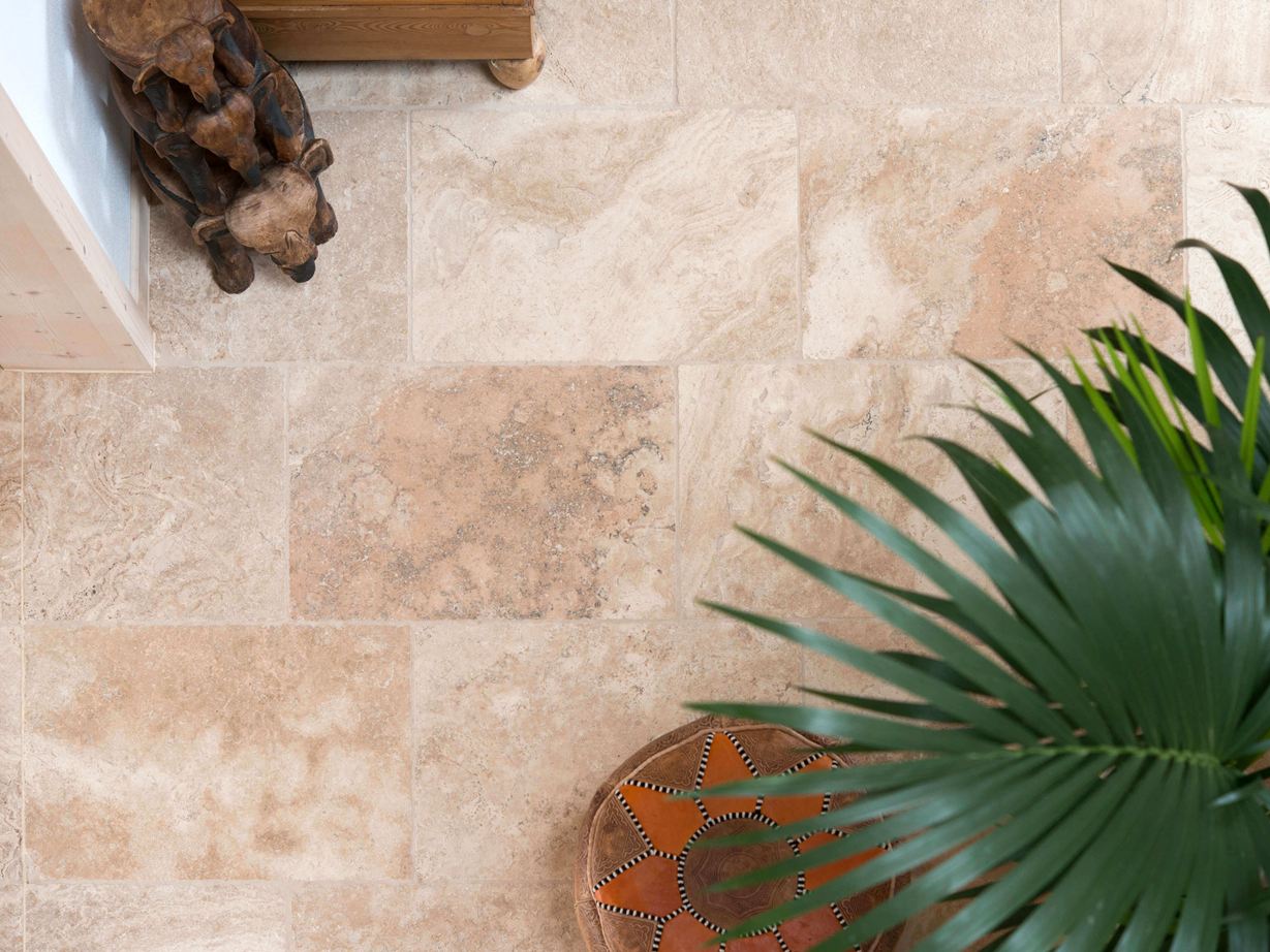 Rustieke travertin tegels: met typische, charmante poriënstructuur In vogelvlucht gelegd travertin Rustiek met planten en houten accessoires