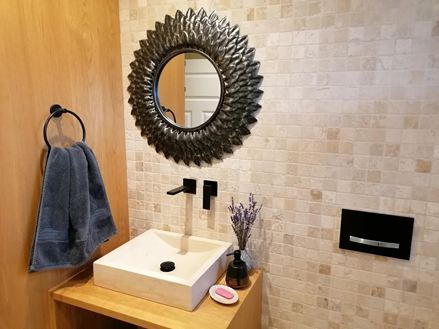 Badkamer met travertin mozaïek