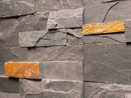 Illustratie van de uitlopers van de leisteen gevelsteen Peacock Black