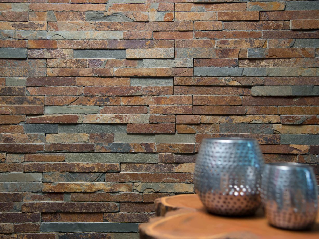Hingucker: Farbenspiel an der Wand Twee vazen op een houten tafel voor een wand van natuurlijk leisteen in heldere kleurschakeringen
