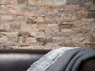 Sofa met deken voor de wandbekleding van Scabas