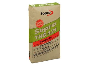 Een zak trass bindmiddel voor het leggen van tegels