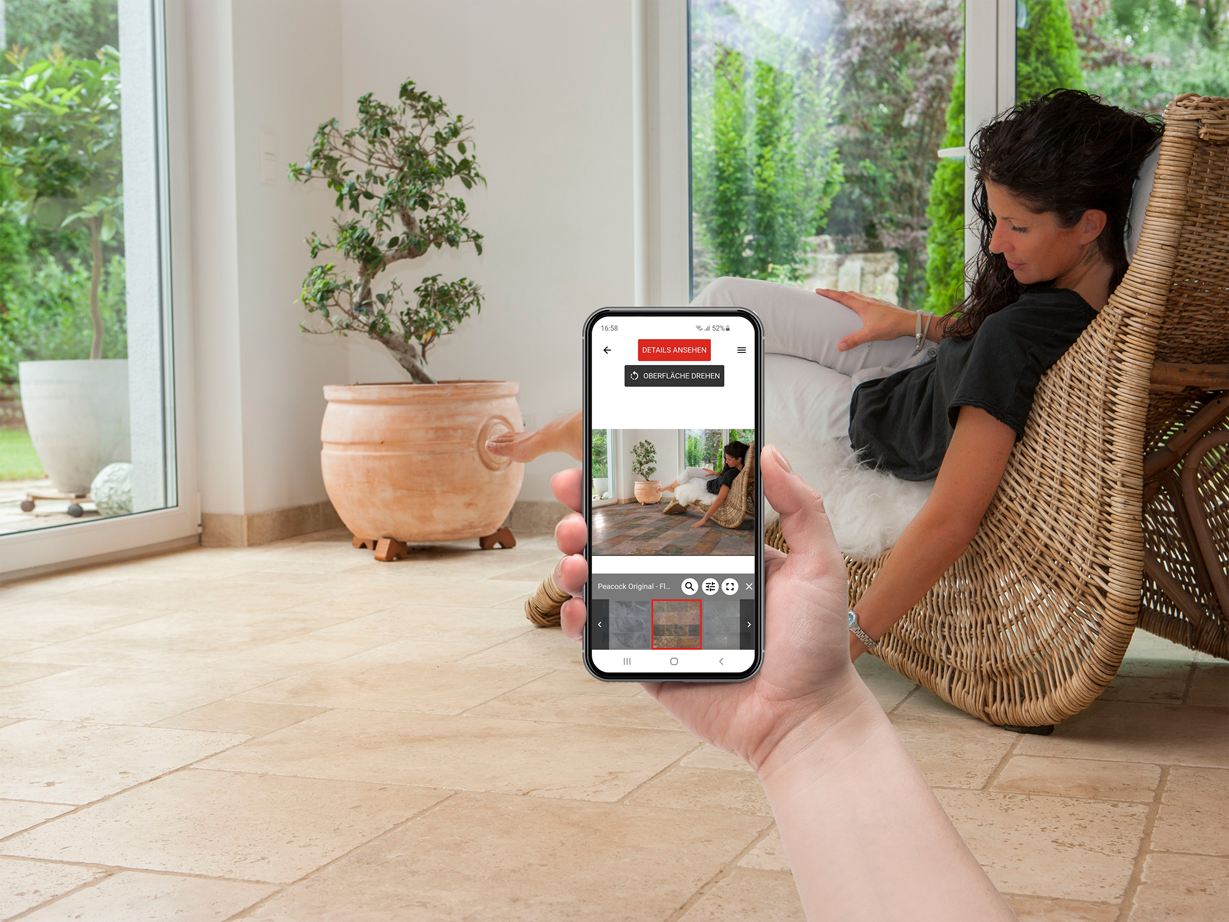 Ervaar je droomvloer bij jou thuis! Vrouw met travertin mobiele telefoon en hand