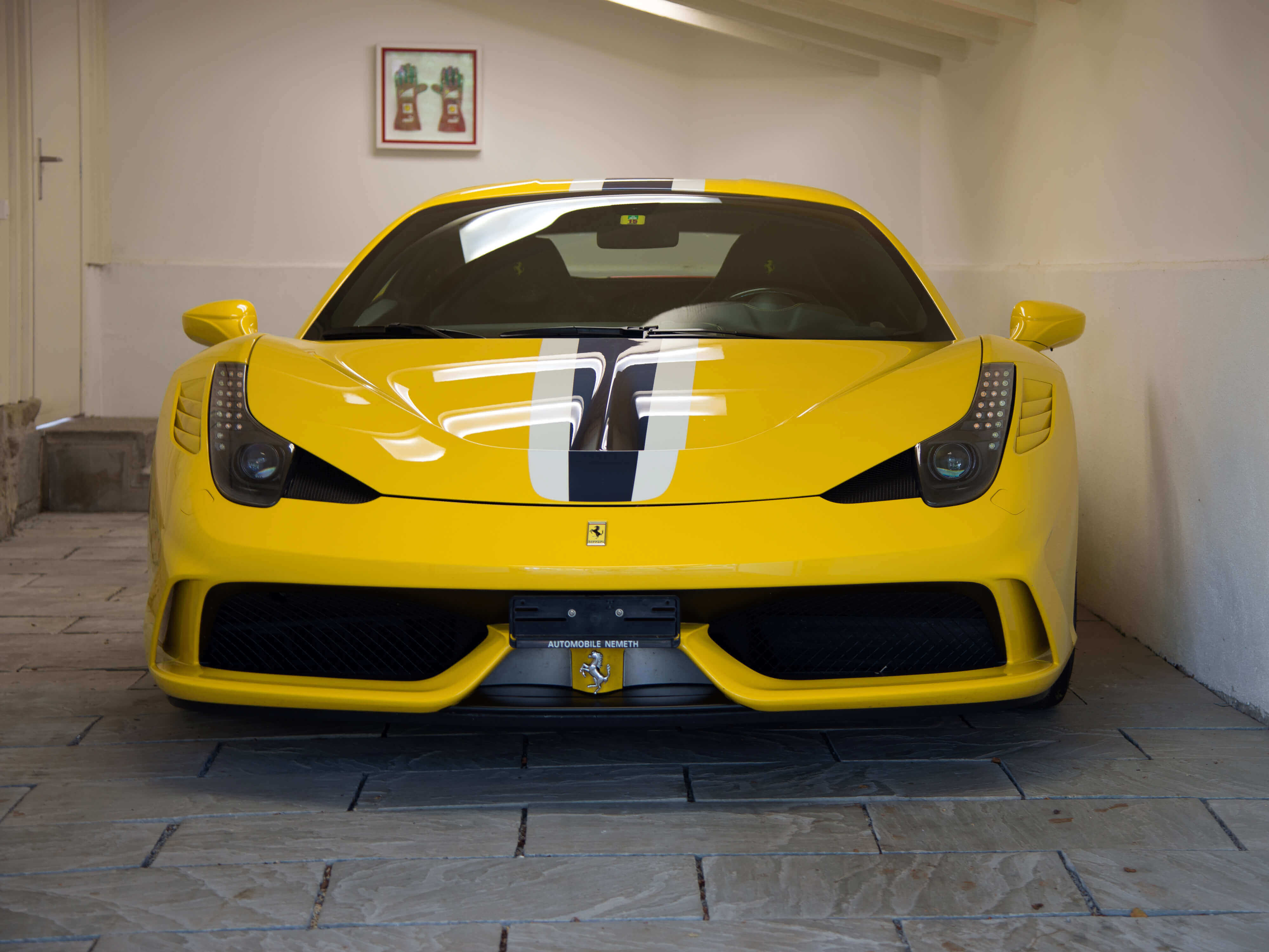 Gele Ferrari op grijze zandsteenplaat Kandla Grey