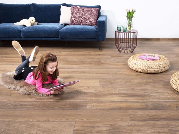 Woonkamer met Urban Caramel keramische tegels