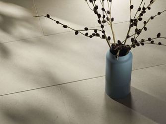 Cleopatra Classic tegels van kalksteen met vaas en takken