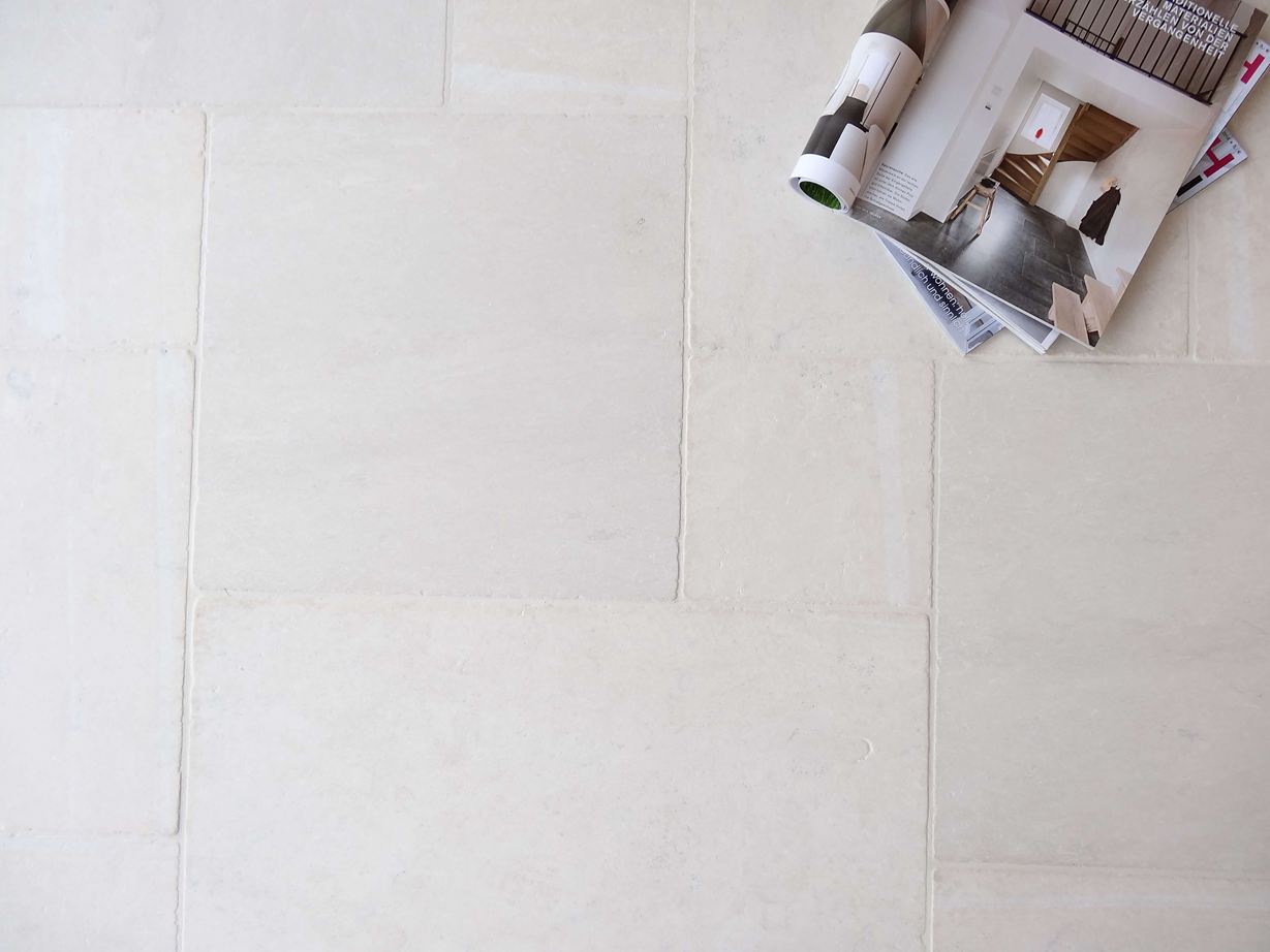 Tegels van kalksteen Donau, vooraanzicht met decoratie