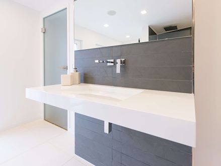 Miros tegels van kalksteen en wandtegels van grijze leisteen