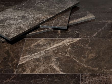 Emperador tegels van donker marmer met 3 decoratieve tegels