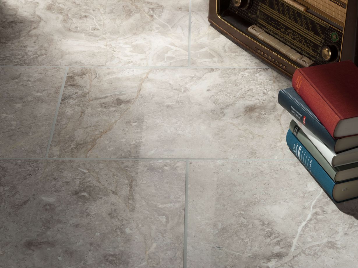 Tegels van Silver Shadow marmer met radio en stapel boeken