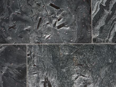 Zilvergrijze tegels, close-up van voegen