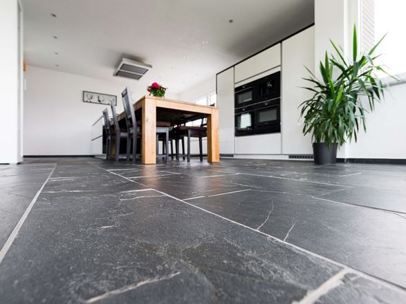 Kikkerperspectief op zwarte rustieke leisteenvloer