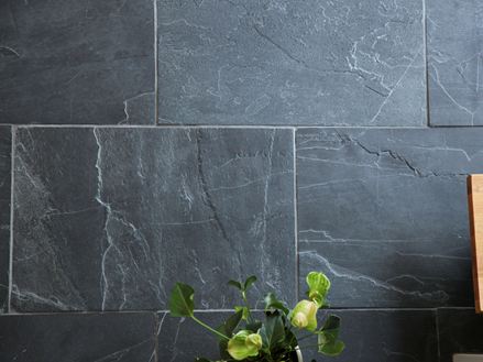 Klantenfoto: Zwarte Rustieke tegels van leisteen gelegd in het trappenhuis