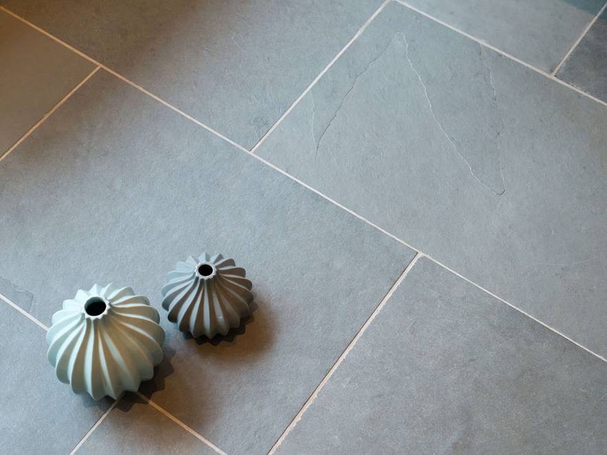 Grijze leisteen met decoratie