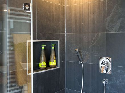 Douche met Mustang leisteen tegels