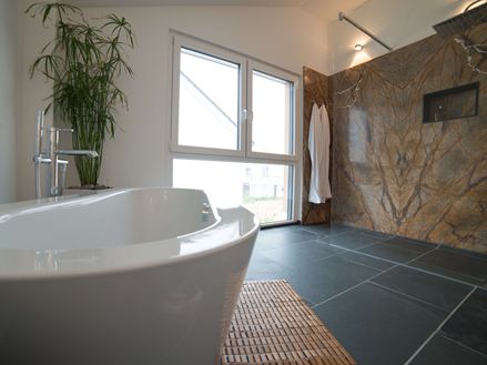 Leisteen Mustang en Regenwoudbruin in de badkamer