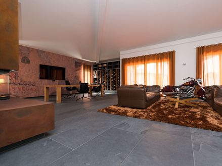 Klant- en werkruimte met bruin meubilair en Mustang leisteen tegelvloer