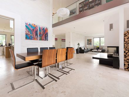 Eetkamer met hoge galerij en travertin Classic Light vloeren