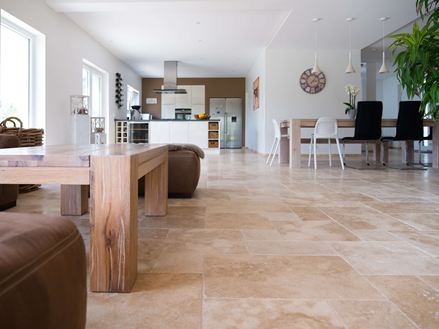 Woonkamer met natuurstenen vloer Travertin Medium